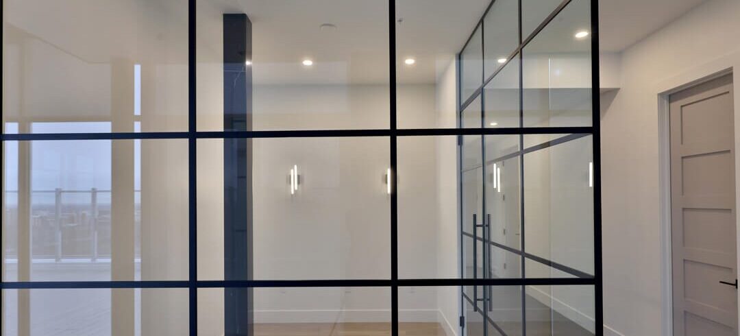 The Benefits of Glass Walls in Modern Homes: Design and Functionality